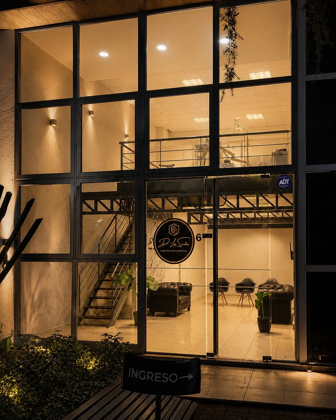 Entrada del espacio de atención en Ramos Mejía
